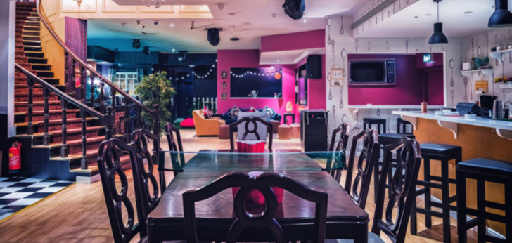 fun-things-to-do-in-dubai-this-weekend-the-house-party-bar-dubai-cropped-1-1280x854.png